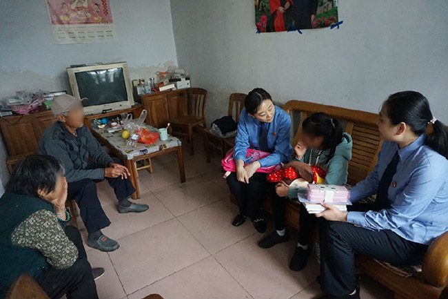 山东日照东港区:给刑事案件被害儿童送礼物